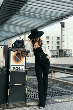 Outfits con un overol negro que tus días de universitaria necesitan Carhartt Overalls Women Outfit, Overalls Winter, Overalls Outfits, Blazer Outfits Casual, Looks Jeans, Overalls Outfit, Winter Attire, Modern Feminine, Fashion Victim