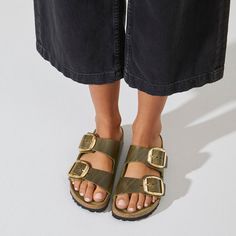 Arizona Oiled Leather Classic Sandals With Brass Buckle For Summer, Casual Leather Sandals With Gold Buckle, Casual Summer Sandals With Brass Buckle, Summer Footbed Sandals With Gold Buckle And Round Toe, Green Birkenstocks Outfit, Casual Sandals With Brass Buckle For Summer, Leather Slides With Brass Buckle For Summer, Summer Open Toe Slides With Brass Buckle, Birkenstock Styles