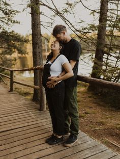 Couple standing in a forest at a lake in Switzerland at their Maternity Photoshooting. Woman is pregnant and wearing dungarees. Camping Maternity Photos, Nature Maternity Photos, Pregnancy Photos Couples, Bump Photos, Forest Photos, Pregnant Couple, Maternity Poses, Family Maternity