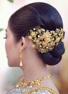 Cambodian Hairstyles, Khmer Hairstyle, Leg Jewelry, Ethnic Wears, Fancy Accessories, Traditional Hairstyle, Bridal Hair Buns, Headpiece Jewelry