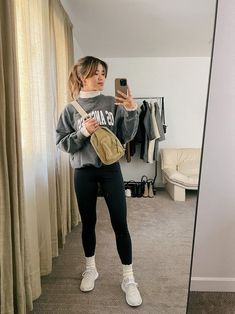 Outfits aesthetic con sweatshirt y cuello de tortuga | Es la Moda Turtle Next Outfit, Turtle Neck Under Sweatshirt Outfit, Layered Turtleneck Outfit, Outfit Ideas Turtle Neck, Turtle Neck Outfit Layers, Sporty Outfits Fall, Turtle Neck Layering Outfit, Outfit Ideas Nashville, Nashville Outfit Ideas