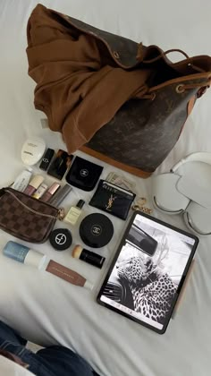 #whatsinmybag #essentials #aesthetic #louisvuittonhandbags #louisvuitton Everyday Bag Essentials, What's In My Purse, Essentials Aesthetic, Inside My Bag, Purse Essentials, Stylish Work Attire, Boyfriend Birthday