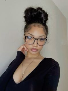 Makeup Looks Glasses, Baddie With Glasses, Baddie Glasses, Bun With Glasses, Glasses Inspo, Natural Curls Hairstyles, Baddie Hairstyles, Pretty Selfies, Pretty Makeup