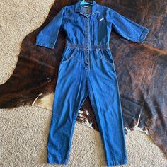 Beautiful, Vintage Find! Fits A Size 6 Perfectly Waist: 16in Inseam: 26in Rise: 13in Let Me Know If You Have Any Questions:) Denim Jumpsuit, Vintage Finds, Pant Jumpsuit, Jumpsuit Romper, Womens Sizes, Jumpsuit, Pants For Women, Pants, Women Shopping