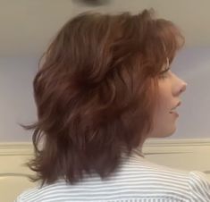 Short Shag With Curtain Fringe, High Layered Haircut Medium, Elegant Medium Haircut, Short Flowy Haircut, Shaggy Thick Hair, 80s Shag Haircut Short, Shaggy Layers Short Hair, Shaggy 80s Hair, 70s Layers Short Hair