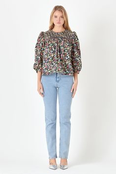 Haga una declaración de moda elegante con este top con detalle de pinzas y estampado floral. Presenta un elegante estampado floral, escote redondo, detalles de pinzas y mangas largas abullonadas. Con su combinación única de elementos de diseño podrás lucir elegante y cómodo. Asegúrate de agregar este top a tu guardarropa para lograr un estilo elegante y sin esfuerzo. Palabras clave: Estampado floral Escote redondo Detalle de pliegues Mangas largas abullonadas Estilo elegante.





 Estampado floral

 Escote redondo

 Pintuck detallado

 Mangas largas abullonadas

 Puños de las mangas

 Ojo de cerradura trasero

 Ribete en el canesú delantero

 Forrado

 Lavado de manos en frio

 No usa blanqueador

 No secar en secadora

 Plancha LowShell: 100% Algodón

 Forro: 35% Algodón 65% PoliésterExc Effortless Chic Style, Knit Loungewear, Knitwear Trends, Strapless Bodycon Dress, Denim Sweater, Leather Dresses, Geek Chic, Long Puff Sleeves, Plus Dresses