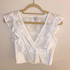 Brand New White V-Neck Floral Crop Blouse! Super Cute Top In Perfect Condition, Women’s Size Medium. Love Fire, Neck Crop Top, Cute Top, Crop Blouse, Cute Tops, Top Brands, Super Cute, Size Medium, Crop Tops