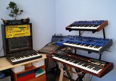 there are many musical instruments on the table and in front of it is a keyboard