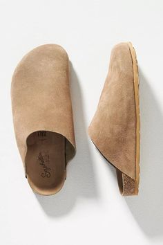 These Italian-made luxe leather slippers feature a molded footbed and closed toe design for maximum comfort. Modesty Journey, Slide On Shoes, Wool Clogs, New Routine, Boho Queen, Seychelles Shoes, Online Shopping Shoes, Fall Fit, Leather Slippers