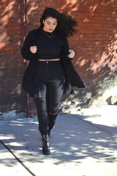 Plus size/inbetweenie all black, Nadia Aboulhosn. For more inbetweenie and plus size style inspiration go to www.dressingup.co.nz. Plus Zise, Long Outfit, Plus Size Fall Outfit, Look Plus Size, Black Jeans Outfit, Gothic Clothing, Dress Sweater, Outfit Jeans, Looks Black