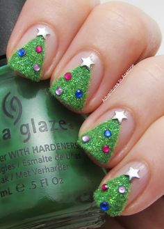 20 Sparkly and Glitter Nail Art Ideas in Christmas Spirit Green Mani, Diy Nails Tutorial, Christmas Tree Nail Art, Tree Nail Art, Christmas Tree Nails