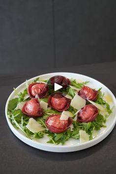 1.8M views · 17K reactions | Antipasto semplicissimo ma super scenografico?? 😍��✨ Provate questi tortelli di bresaola!🎄

Ingredienti per 7 fette di bresaola:

 • 7 fette di bresaola
 • 100 g di ricotta di capra
 • 20 g di parmigiano grattugiato
 • 10 g di pinoli tostati
 • 1 cucchiaio di prezzemolo tritato
 • Sale e pepe q.b.
 • Rucola q.b.

Procedimento:

 1. Mescolare la ricotta con il parmigiano, i pinoli, il prezzemolo, sale e pepe.
 2. Farcire ogni fetta di bresaola con il composto e chiudere a tortello.
 3. Servire i tortelli di bresaola su un letto di rucola. | Giallozafferano