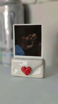 Cute Unique Gifts For Boyfriend, Special Boyfriend Gifts, Heart Air Dry Clay Ideas, Clay Crafts Decor, Bf Gift Diy, Clay Poloroid Holder, Clay Craft Ideas Aesthetic, Ceramic Gift Ideas For Men, Ceramic Gifts For Boyfriend