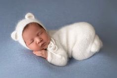 Babies love to be warm and snuggly and this is the perfect newborn photo prop option! This footed bear sleeper is a must have for every newborn photographer. It keeps baby feeling warm and cozy during their photo session. Perfect for a variety of poses from huck finn, bum up, to parents poses! They look great on a fabric backdrop, a fur, a prop, sibling shots, and more! Made with soft angora yarn, buttons in front. The bear bonnet and tieback compete the look! This is the perfect set for a littl Newborn Photography Outfit, Huck Finn, Knitted Baby Outfits, Unisex Baby Gifts, Outfit Photo, Cadeau Baby Shower, Baby Sleepers, Unique Baby Shower Gifts, Newborn Sets