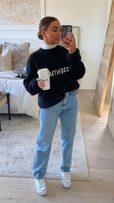 Sweatshirt Turtleneck Outfit, Everyday Outfits Autumn, November Outfits Fall, School Fall Outfits, Outfit Blue Jeans, Chic Workwear, November Outfits, October Outfits, Colorado Outfits