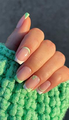 14. Soft Ombre Green   Flower Nails Even though the weather can’t seem to make it’s mind up ( morning, lovely sunny and the... Shamrock Nails, St Patricks Day Nails, Short Gel Nails, Simple Gel Nails, Short Acrylic Nails Designs, Short Nail Designs, Dipped Nails, Short Acrylic Nails