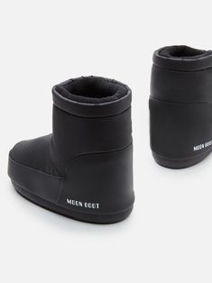 Rubber Boots For Men, Black Rubber Boots, Boots Moon, Mens Bags Fashion, Black Icon, Mule Sneakers, Moon Boot, Ski Accessories, Boots For Men