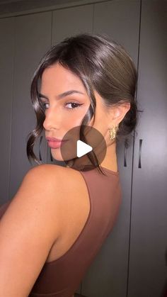 Estela Newbold on Instagram: "Hair tutorial: Coque despojado fácil ✨ perfeito pro verão, já salva pra fazer também! 

#hairtutorial #hairstyle #shorthair #penteados" Hairstyle Shorthair, Long Hairdos, Penteado Cabelo Curto, Gloss Lipstick, Short Hair Styles Easy, July 3, Lip Pencil, Nyx Cosmetics, Lipstick Lip