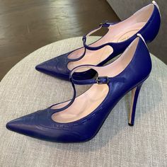 Pretty Shoe. Dainty But Sexy. Navy Blue. T-Strap. Pointy Toe. Chic Fitted T-strap Heels, Sarah Jessica Parker Shoes, Sarah Jessica, Sarah Jessica Parker, Pretty Shoes, T Strap, Stiletto Heels, Navy Blue, Pumps