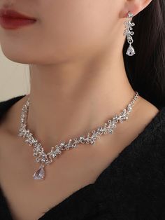 خواتم خطوبة, Quinceanera Jewelry, Minimalist Necklace Silver, Fancy Jewelry Necklace, Expensive Jewelry Luxury, Fancy Jewellery Designs, Fancy Necklace, Prom Jewelry, Women's Jewelry Sets