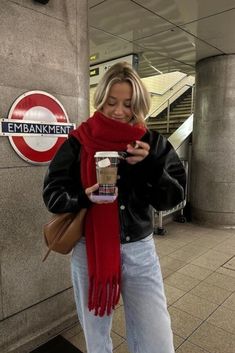 Autumn Inspiration Outfit, Scarfs For Winter, Chic Scarf Outfit, Outfits With Scarves Winter, Outfit Inspo Fall Winter, Cute And Casual Fall Outfits, Cool Winter Fashion, Winter Outfits For Traveling, Cute Winter Style