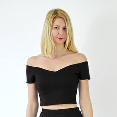 "Sweetheart Bardot style cropped top, featuring an off-shoulder décolletage neckline, cap sleeves and fitted to the body with darts at the hem. Feel stylish in this simple and elegant off shoulder crop top that bares the shoulders and offers a subtle flash of the midriff.  A timeless design featuring a secret support lining for added comfort, this colourful crop top is sure to become an essential part of your wardrobe. WEAR FOR Effortlessly capture 40s style chic when you wear it casually by day Sweetheart Neck Top, 40s Mode, Elegant Crop Top, Flared Shorts, Summer Silhouette, Crop Top Styles, Bardot Crop Top, Bardot Top, Colorful Crop Tops