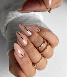 Neat and Simple: Minimalist Nail Designs You'll Adore – Nail Art Bay Minimal Line Nail Art, Easy Line Nail Art, Fun Nude Nails, Minimalist Nail Art Almond, Two Colored Nails, Dainty Nail Designs, Geometric Nail Art Designs, Minimalist Nail, Boho Nails