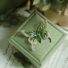 Emerald Butterfly Brooch Encrusted With Rhinestones and Imitation Gemstones - Mounteen Female Wedding Suit, Emerald Butterfly, Suit Jewelry, Craft Packaging, Bee Brooch, Fashion Business Casual, Animal Brooch, Wedding Suit, Emerald Color