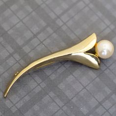 Vintage Minimalist White Faux Pearl Tip Gold Tone Brooch GENERAL DESCRIPTION  Vintage Brooch Brand: NA Color: Gold Tone, White Last photo includes measurements of brooch If you have any questions please feel free to message me! Classic Formal Pins, Minimalist White, Vintage Brooch, Vintage Brooches, Faux Pearl, Brooch Pin, Brooches, Gold Tones, Feel Free