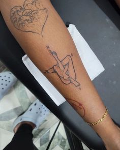 Tattoos Black Women, Small Dope Tattoos, Detailed Tattoos, Armband Tattoos, Pretty Hand Tattoos, Tasteful Tattoos, Tattoos For Black Skin, Red Ink Tattoos, Popular Characters