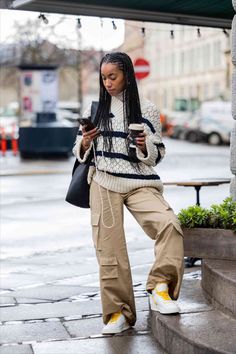 This casual cargo pants outfit >>> 😍 Click the link to recreate this look with cargo pants from Amazon! Perfect for streetwear or a casual day. This khaki cargo pants outfit elevates cargo pants to a whole new look. Follow for more outfits ideas! 🤎 #cargopants #cargopantsoutfits #cargopantswomen #cargo #cargopantsoutfitideas Utility Pants Outfit, Outfits With Cargo Pants, Celana Kargo, How To Style Cargo Pants, Cargo Outfit