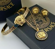 Bvlgari Gold, Money Lifestyle, Gifts For Hubby, Expensive Jewelry Luxury, Versace Jewelry, Mens Rings Fashion, Versace Gold, Rich Money, Fancy Jewellery Designs