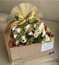 Bride’s jewellery wrapped in olive green and gold theme for engagement dowry wrapping. Traditional African Wedding, Hamper Diy, Fruit Flower Basket, Handmade Hamper, Eid Hampers, Wool Crafts Diy, Chic Hairstyle, Hamper Gift Basket, Mother's Day Flowers