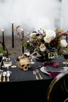 Halloween Wedding Reception: Dark Tablescape with Skulls Gothic Wedding Decorations, Halloween Wedding Decorations, Haunted Wedding, Ballet Wedding, Witch Wedding, Elegant Halloween Decor