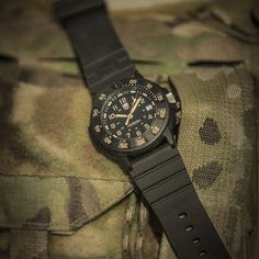 ウォッチブランド・Luminox（ルミノックス）の日本総販売元を務める株式会社リベルタは、米海軍特殊部隊ネイビーシールズの要請を得て開発した3000シリーズの新… Black Prom Suits, Cheap Watches, Prom Suits, Black Prom, Samsung Gear Watch, Vintage Watches, Fashion Watches, Smart Watch, Prom