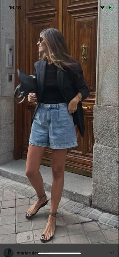 Chic Outfit Summer, Chic Short Blue Jeans, Casual Wide Leg Denim Shorts, Summer Wide-leg Denim Jean Shorts, Look Summer, Summer Wide-leg Denim Shorts, Jean Shorts 2024, Zoo Outfit Summer, Backyard Bbq Outfit Ideas