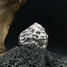 🐬Product Name：Retro Lion Domineering Ring 🐬Material：Copper 🐬Band color：Silver 🐬Style：party，vintage，band 🐬Personalized：Yes 🐬Recycled：Yes 🐬Occasion : Anniversary / Daily / Wedding / Gift / Party/birthday/Valentine's Day/Engagement/Mother's Day/Father's Day 🐬Metal:Copper 🐬Metal Color:Silver 🐬Style:Art Decor,Hiphop,Vintage,party,dance 🐬About Size:Surface width: 8 mm Width: about 0.53 cm Height: about 2.3 cm Thickness: about 0.2 cm We can provide personalize ring sizes of 7-12 US size, if you need other sizes, please contact customer service in advance to customize for you, thank you Personalized：Our rings can be engraved with your custom name, or a date that is Commemorative significance special to you 💎About customize Jewelry💎 1. Tell the customer service the customized jewelry m Customize Jewelry, One Piece Cosplay, Lion Ring, Sunflower Ring, Kings Man, Punk Vintage, Party Dance, Daily Jewelry, Customized Jewelry