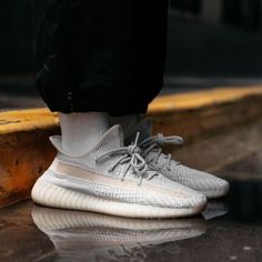 The Yeezy Boost 350 V2 'Lundmark Non-Reflective' offers a modern-neutral take on Kanye West's 350 silhouette that debuted in 2015. The 'Lundmark' model features a cream-colored Primeknit upper with a translucent window along the lateral. Notably, this shoe does without the heel-tab that has been a staple on previous Yeezy Boost 350 releases. At the bottom, the sneaker's full-length adidas Boost cushioning is encapsulated within a TPU cage that extends from the midsole down to the outsole. Air Jordan 1 Outfit Women, Cl Fashion