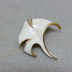 This lovely vintage Ginko leaf white enamel brooch is in MINT condition. It has a crisp modern look with stark white enamel on goldtone metal . I don't see any markings but this is a quality piece with a good locking safety clasp on the back. It measures 2 1/4 inches long by 2 inches wide. We will send this to you in a lovely gift box. If you like vintage accessories, vintage costume jewelry, old bolo ties and silver jewelry, please see my Etsy store for more selections, www.etsy.com/shop/PANDPF Avon Rings, Bolo Ties, Wedding Brooch, Arrow Design, Enamel Brooch, Accessories Vintage, Vintage Avon, Vintage Brooch, Enamel Jewelry