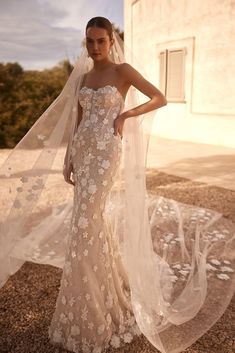 Elegant Floral Lace Mermaid Wedding Gown with Removable High Neck Top Plus Size - WonderlandByLilian Victorian Style Wedding Dress, Mermaid Wedding Gown, Nontraditional Wedding Dress, Long Bridal Gown, Wedding Dresses With Flowers, Wedding Gowns Mermaid, Queen Dress, Wedding Dress Accessories, Lace Mermaid