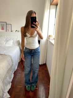 #outfits #whitetop #lowwaistedjeans American Aesthetic Outfit, Small Top Outfit, Tight Clothes Outfits, Edikted Outfit Aesthetic, Not Basic Outfits, Non Basic Outfits, Movie Theater Outfit, College Going Out Outfits, Outfit Inspo Date Night