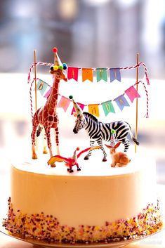 Konfetti außen, Smarties innen #konfetti Animal Party Cake, Cars Cake Topper, Cars Theme Cake, Diy Cake Topper Birthday, Candy Theme Birthday Party, Cars Cake, Wild One Birthday Party, First Birthday Party Themes