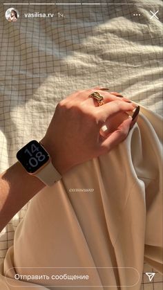 a woman wearing an apple watch on her wrist with the time displayed in russian language