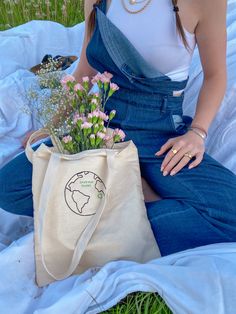 Totebag Photoshoot Outdoor, Totebag Photoshoot Ideas, Bag Lifestyle Photography, Baggu Bag Aesthetic, Bag Pictures Ideas, Tote Bag Outfit Aesthetic, Tote Bag Photoshoot, Bag Shoot, Bag Photoshoot