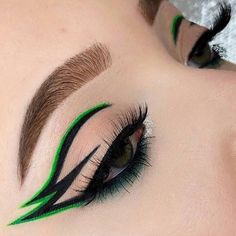 Two Eyeliner Makeup, Grafic Liner Eye Makeup, Eyeliner Verde, Grafik Eyeliner, Fantasy Make-up, Make Up Designs, Eye Makeup Images, Eyeliner Designs, Makeup Drawing