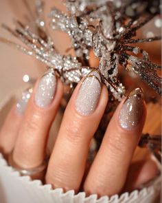 Qual a tendência de esmalte para o Natal? Veja opções de cores e nail arts criativas Blue Christmas Nails, Holiday Nails Winter, New Years Nail Designs, New Years Eve Nails, Holiday Nail Designs, Party Nails, Blue Nail, Sparkle Nails, Nail Styles