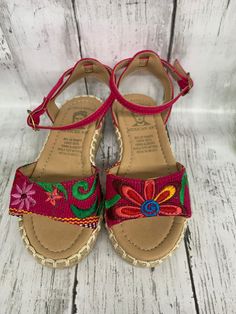 Step into tradition with our handcrafted Mexican huaraches for kids! These vibrant and stylish sandals are perfect for little adventurers, offering both comfort and flair. Each pair is meticulously crafted by skilled artisans, ensuring quality that lasts. Made from genuine materials and inspired by Mexican heritage, these huaraches promise authenticity and charm. Whether strolling through the city or enjoying a day at the beach, our huaraches are the perfect blend of style and durability. Elevate your child's wardrobe with a touch of cultural elegance - order now! Size Chart: 5 = 12 cm 6 = 13 cm 7 = 14 cm 8 = 15 cm 9 = 16 cm 10 = 17 cm 11 = 18 cm 12 = 19 cm 13 = 20 cm 1 = 21 cm Mexican Shoes, Mexican Sandals, Mexican Heritage, Stylish Sandals, Girls Sandals, Sandals Summer, Girls Shoes, Leather Sandals, Toddler Girl