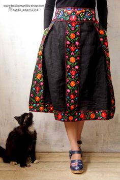 <3 Batik Amarillis's Transylvanian folkloric skirt <3 ..... with Mexican floral embroidery it's such a unique & folkloric skirt inspired by traditional costume in Transylvania , with bold and beautiful mexican embroidery folk art style on black linen Embroidery Mexican, Embroidery Clothes, Flower Embroidered Dress, Mexican Fashion, Textil Design, Folk Dresses