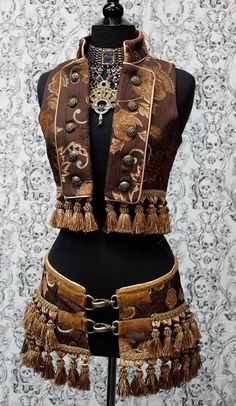 Mascarade Outfits, Fantasy Corsets, Adventure Clothes Fantasy, Anthro Clothes, Bard Clothes, Fantasy Aesthetic Outfits, Solar Punk Fashion, Tapestry Clothes, Fantasy Tunic