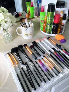 Want to know how to best clean your makeup brushes at home? Today I'm sharing the most simple way to clean your makeup brushes using only gentle shampoo or dish soap and warm water. I'm also sharing how often you should clean your brushes and how to best care for your makeup brushes to make them last longer. #beautytips #makeupbrushes How Often To Clean Makeup Brushes, Washing Makeup Brushes, Harry Potter Makeup Brushes, Cleaning Makeup Brushes, How To Apply Blusher, Juice For Skin